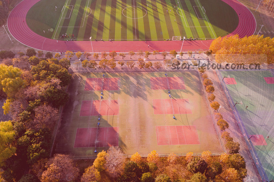 暗色桌面上亮起的提示灯与耳机局部，画面中没有人